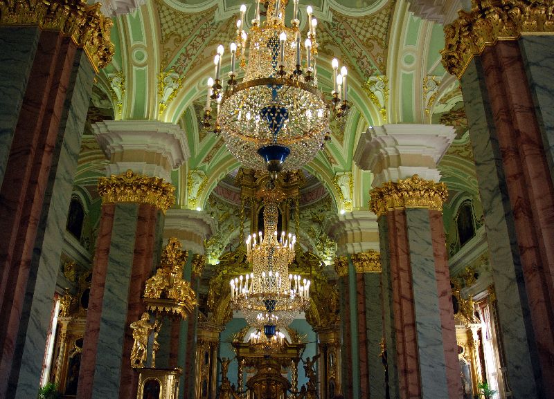 Magnifiques lustres de la cathédrale Saint-Pierre-et-Saint-Paul, Île aux Lièvres, Saint-Pétersbourg, Russie.