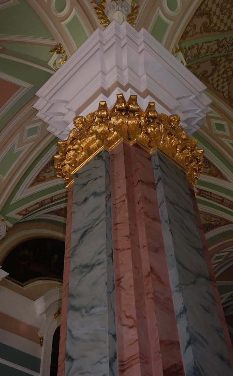 Une des colonnes de la cathédrale Saint-Pierre-et-Saint-Paul, Île aux Lièvres, Saint-Pétersbourg, Russie.