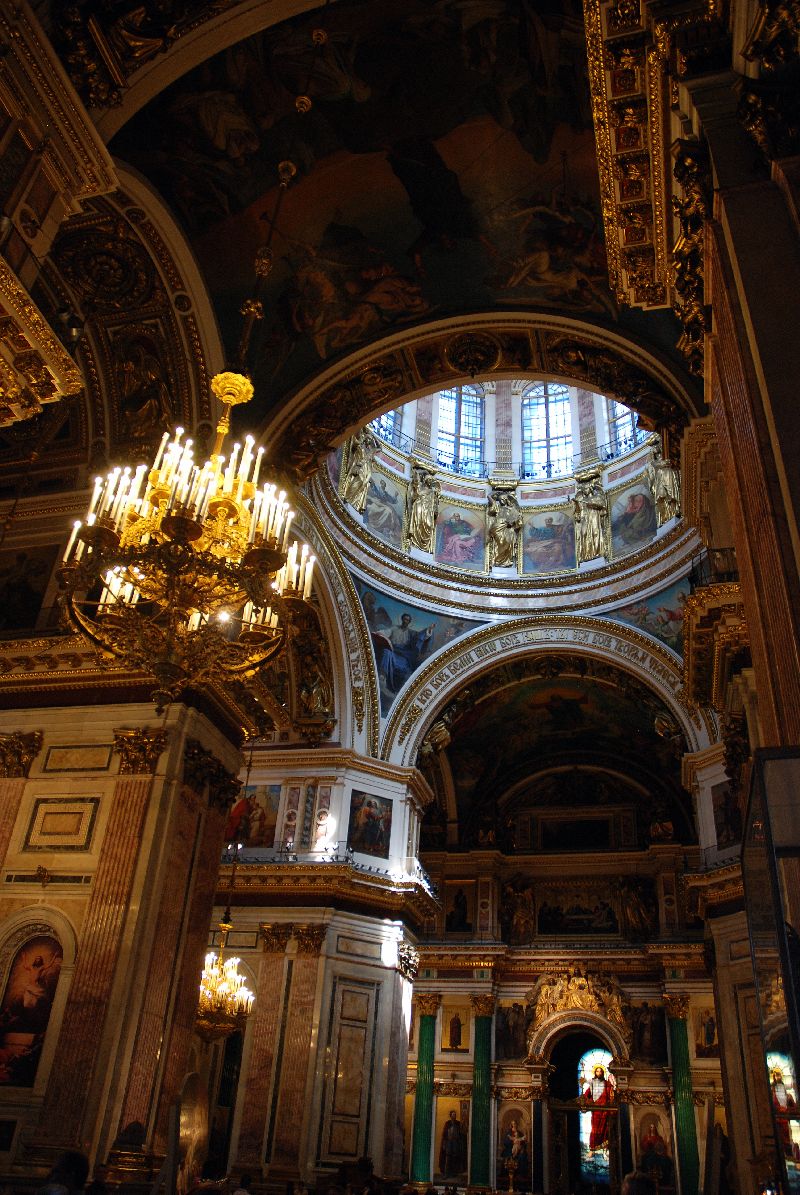 Lustre de la cathédrale Saint-Isaac, Saint-Pétersbourg, Russie.