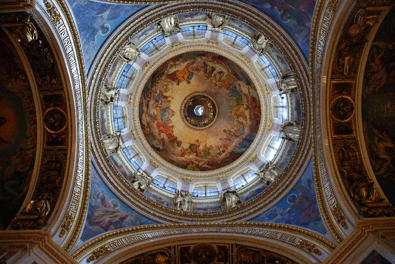 Coupole centrale de la cathédrale Saint-Isaac, Saint-Pétersbourg, Russie.