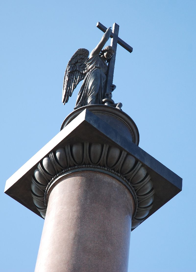 Ange couronnant la colonne d’Alexandre, place du Palais, Saint-Pétersbourg, Russie.