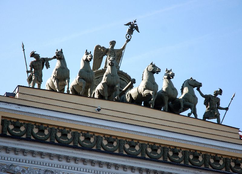 Quadrige surmontant l’Arc de triomphe du bâtiment de l'état-major de la Garde Impériale, Saint-Pétersbourg, Russie.