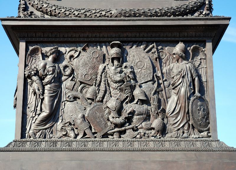 Bas-relief de la colonne d’Alexandre, place du Palais, Saint-Pétersbourg, Russie.