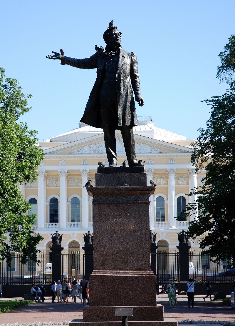 Statue d’Alexandre Pouchkine, place des Arts, Saint-Pétersbourg, Russie.