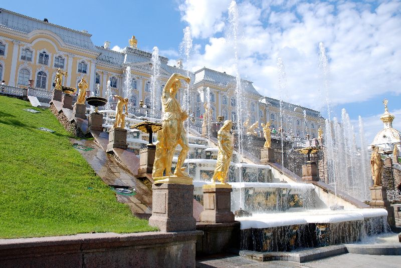 Sculptures de l’escalier oriental de la Grande cascade, Peterhof, Russie.