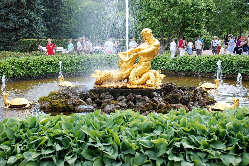 Fontaine du Triton du jardin l’Orangerie, Peterhof, Russie.