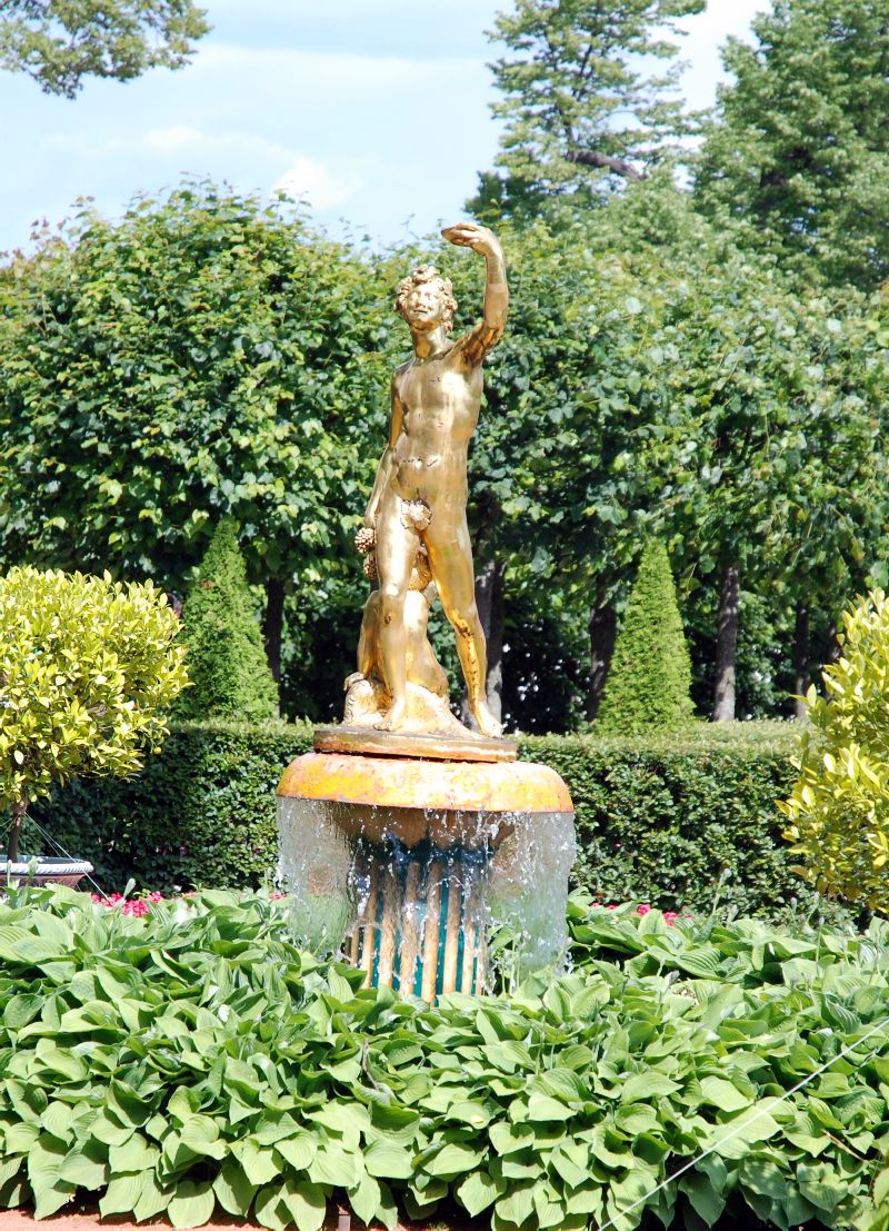 Une des statues du jardin Montplaisir, Peterhof, Russie.