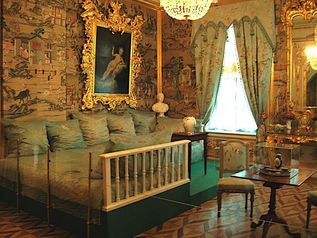 Salon du divan du Grand palais de Peterhof, Russie.