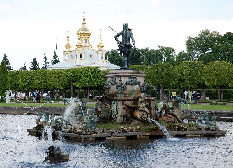Fontaine de Neptune, Peterhof, Russie.