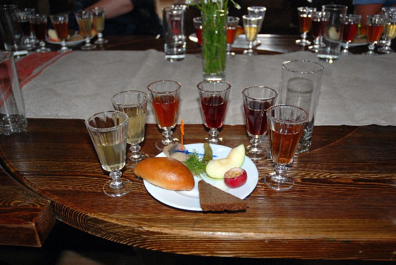 Dégustation de vodkas au village d’antan Souvarov, Saint-Pétersbourg, Russie.