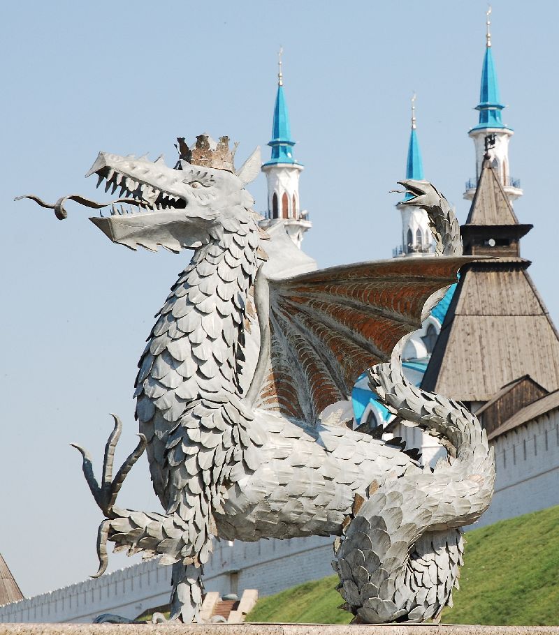 Un dragon sur la route nous menant au kremlin de Kazan, Russie.
