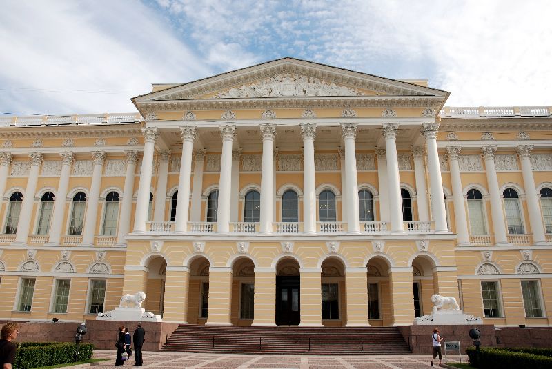 Le palais Mikhaïlovski où loge le Musée russe, Saint-Pétersbourg, Russie.