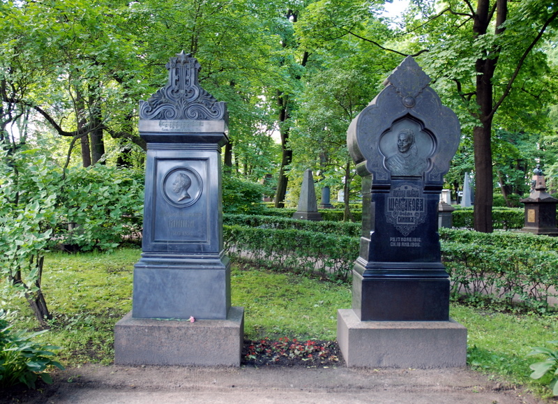 Monuments funéraires de Mikhaïl Glinka et de son épouse, cimetière Tikhvine, Saint-Pétersbourg, Russie.