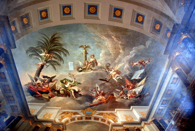 Un des plafonds magnifiques du palais de Catherine, Pouchkine, Russie.