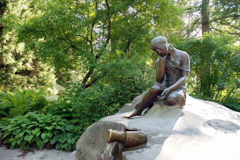 Statue veillant sur la source, parc du palais de Catherine, Pouchkine, Russie.