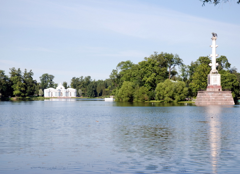 Île au centre de l'étang, parc du palais de Catherine, Pouchkine, Russie.
