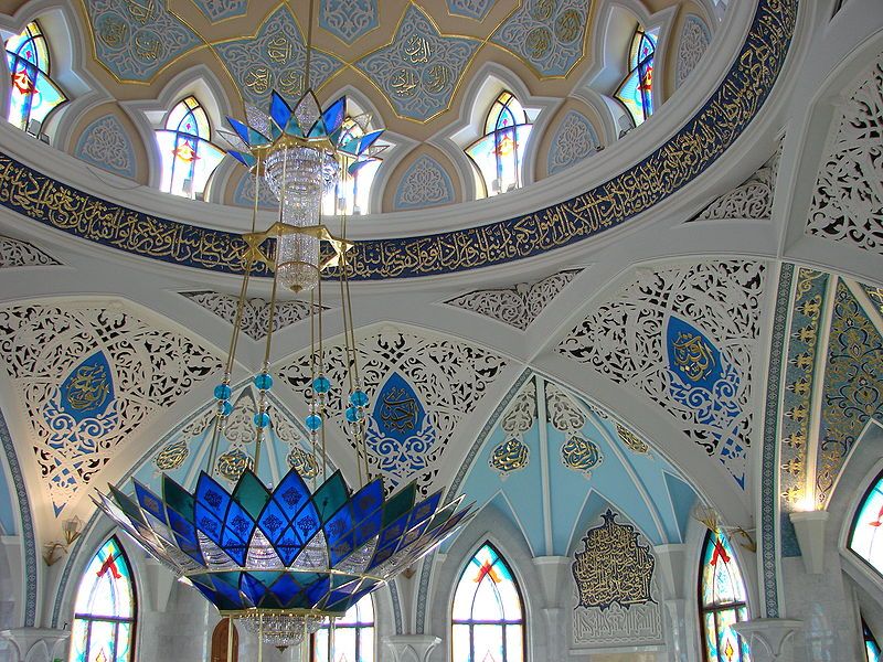 Lustre à l’intérieur de la mosquée Khul Sharif, Kazan, Russie.