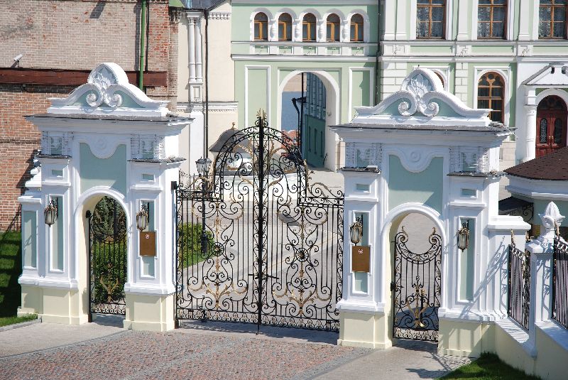Porte grillagée à l’intérieur du kremlin de Kazan, Russie.