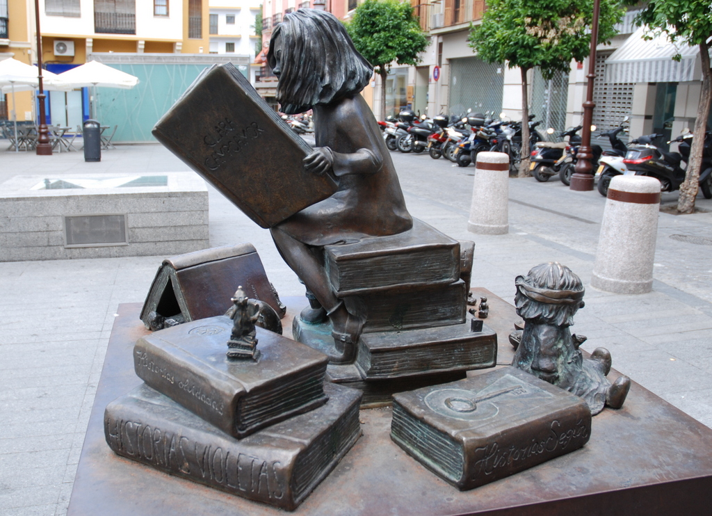 Monument hommage à Clara Campoamor, Séville, Espagne