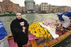 Les membres de l'association citoyenne Venessia.com ont transporté un cercueil vide dans une gondole. Photo: AFP
