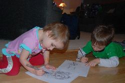 Chloé et Félix dessinant ensemble.