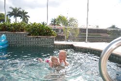 Chloé à la piscine, Cape Coral, Floride.