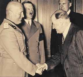 Édouard Daladier serrant la main de Benito Mussolini sous le regard d’Adolf Hitler.