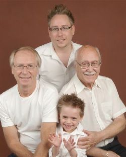 Les quatre générations hommes de la famille.