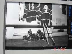 Équipements de hockey des Canadiens de Montréal, utilisés par Henri et Maurice Richard, Montréal, vers 1960, John Taylor, Exposition Transactions, avenue McGill College, Montréal, 2006.