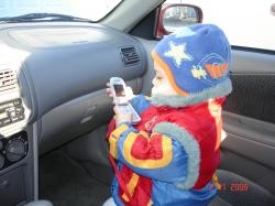 Félix au téléphone dans l'auto de son grand-papa.
