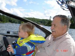 Félix et son grand-papa Jean-Pierre au volant du yacht de ce dernier.