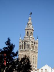 L’impressionnant clocher de la Giralda, la Cathédrale de Séville en Espagne.
