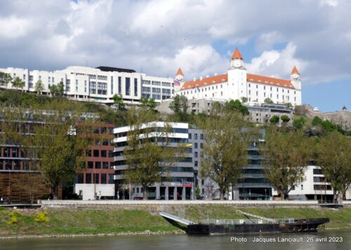 Port, bateau, édifice et château de Bratislava, Slovaquie
